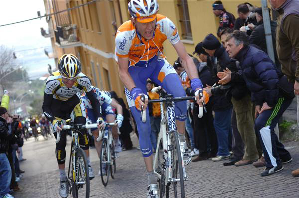 Robert Gesink and Michael Rogers climb in stage 4